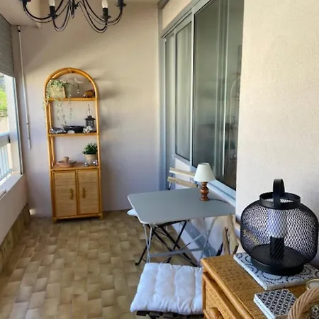Appartamento Nice Nest With Balcony Near The Beach